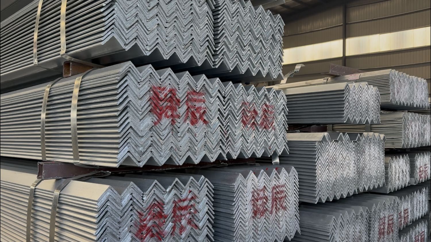 top Hot-dip galvanized angle steel factory